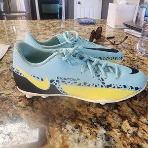 4- Youth soccer cleats
